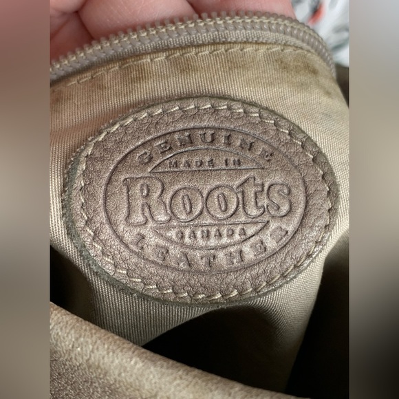 ROOTS Women’s Gray Beige Genuine Distressed Leather Crossbody Hobo Shoulder Bag - Picture 11 of 13